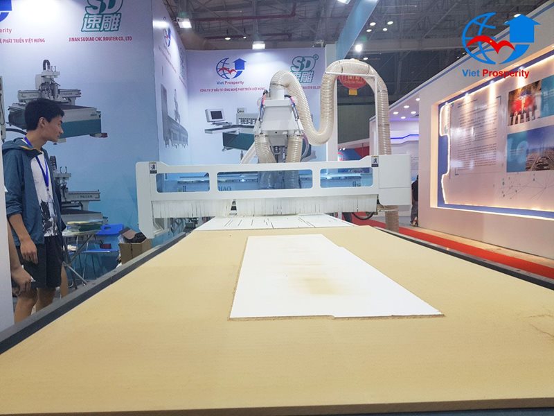 34-hinh-anh-may-cnc-tai-hoi-cho-trong-sai-gon_result (Copy)